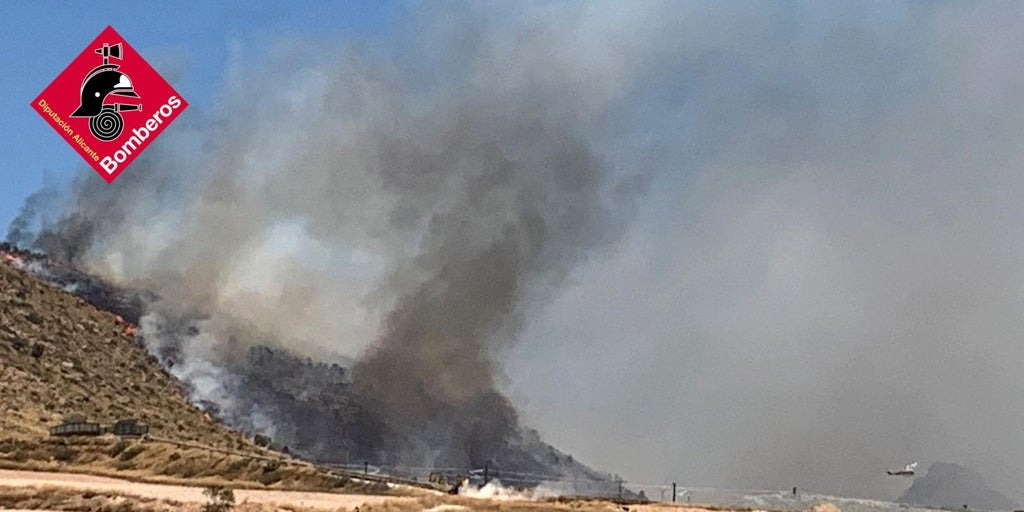 Nuevo incendio forestal en Alicante: declarado en Villena y propagado a Castilla-La Mancha