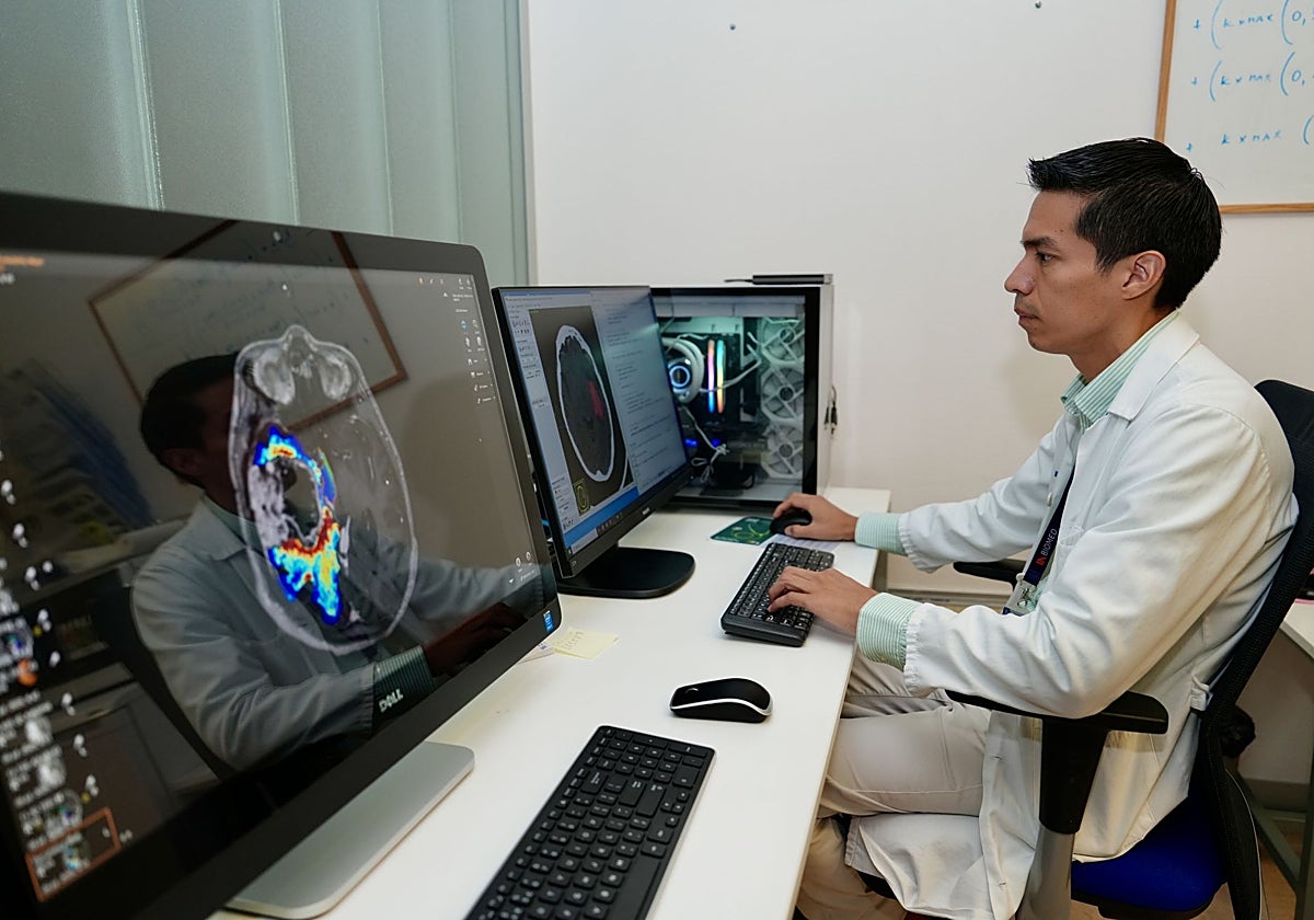 El neurocirujano Santiago Cepada observa pruebas de neuroimagen