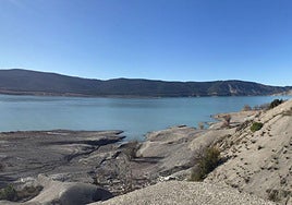 Muere un deportista en el pantano de Yesa, en Zaragoza, tras alertar de que se encontraba muy cansado