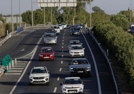 Las carreteras de la costa andaluza vuelven a convertirse en una ratonera este verano