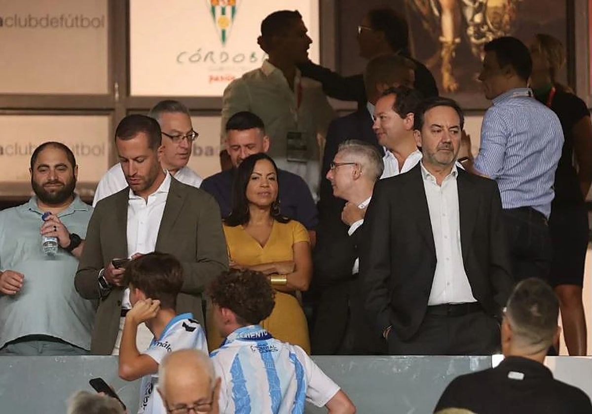 Antonio Fernández Monterrubio junto a Faisal bin Jamil y James Bord, propietario de Park Bench