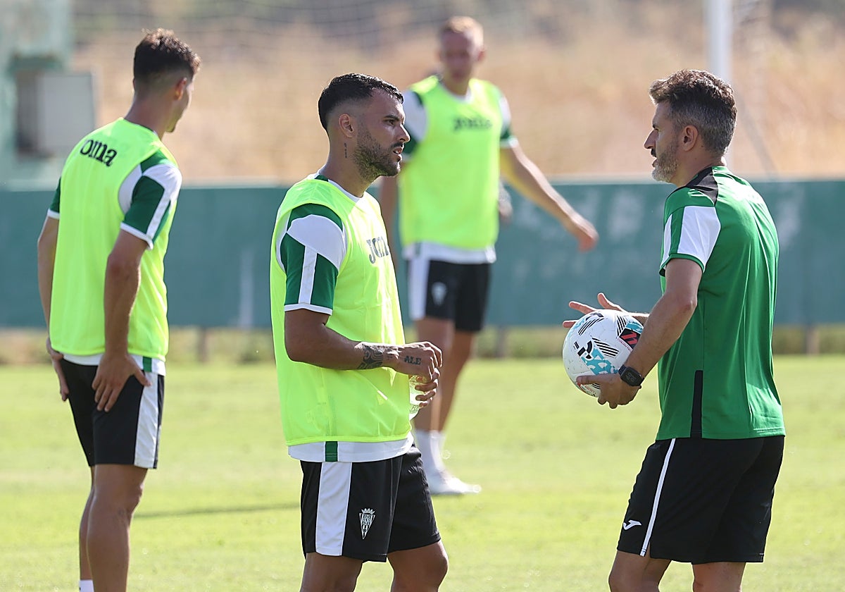 Iván Ania habla con Álex Martín, el nuevo central del Córdoba CF