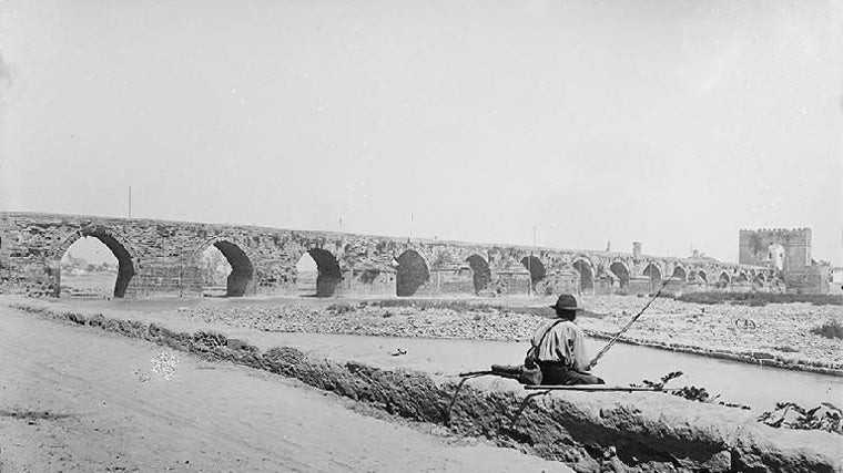 Un hombre pesca en el río en el año 1896, con un paisaje muy distinto al actual