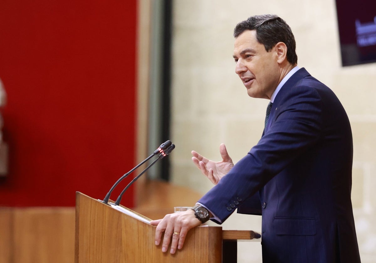 El presidente de la Junta, Juanma Moreno, en el Parlamento andaluz