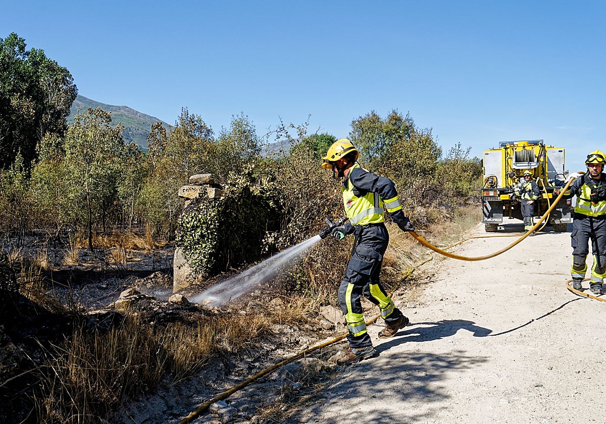 Efectivos del operativo, durante los trabajos de extinción del incendio de Navaluenga