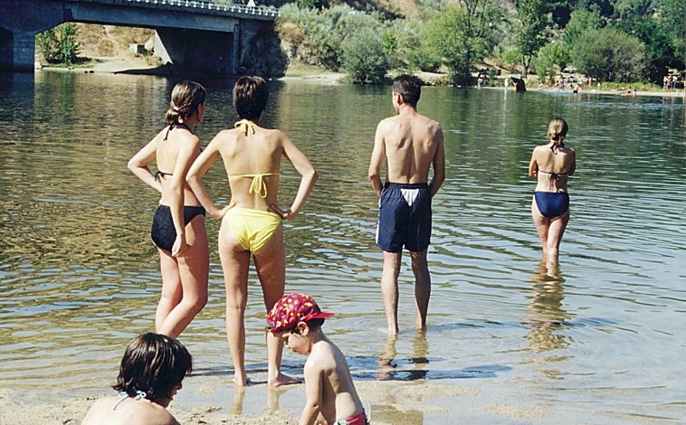 Imagen principal - Arriba, un día en el pantano, con bañistas disfrutando del agua. Abajo, izquierda, mesa con las viandas y un fuego, algo totalmente prohibido ahora. Dcha, un velero en el Club Náutico de Madrid, en el Pantano de San Juan, en 1961