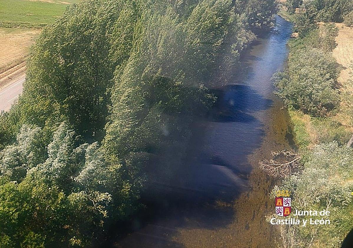 El río Porma, en una imagen tomada desde el helicóptero del Servicio de Emergencias 1-1-2