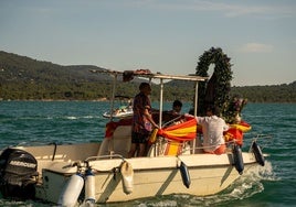 La Virgen del Carmen surca un Entrepeñas rebosante en la ribera de Pareja