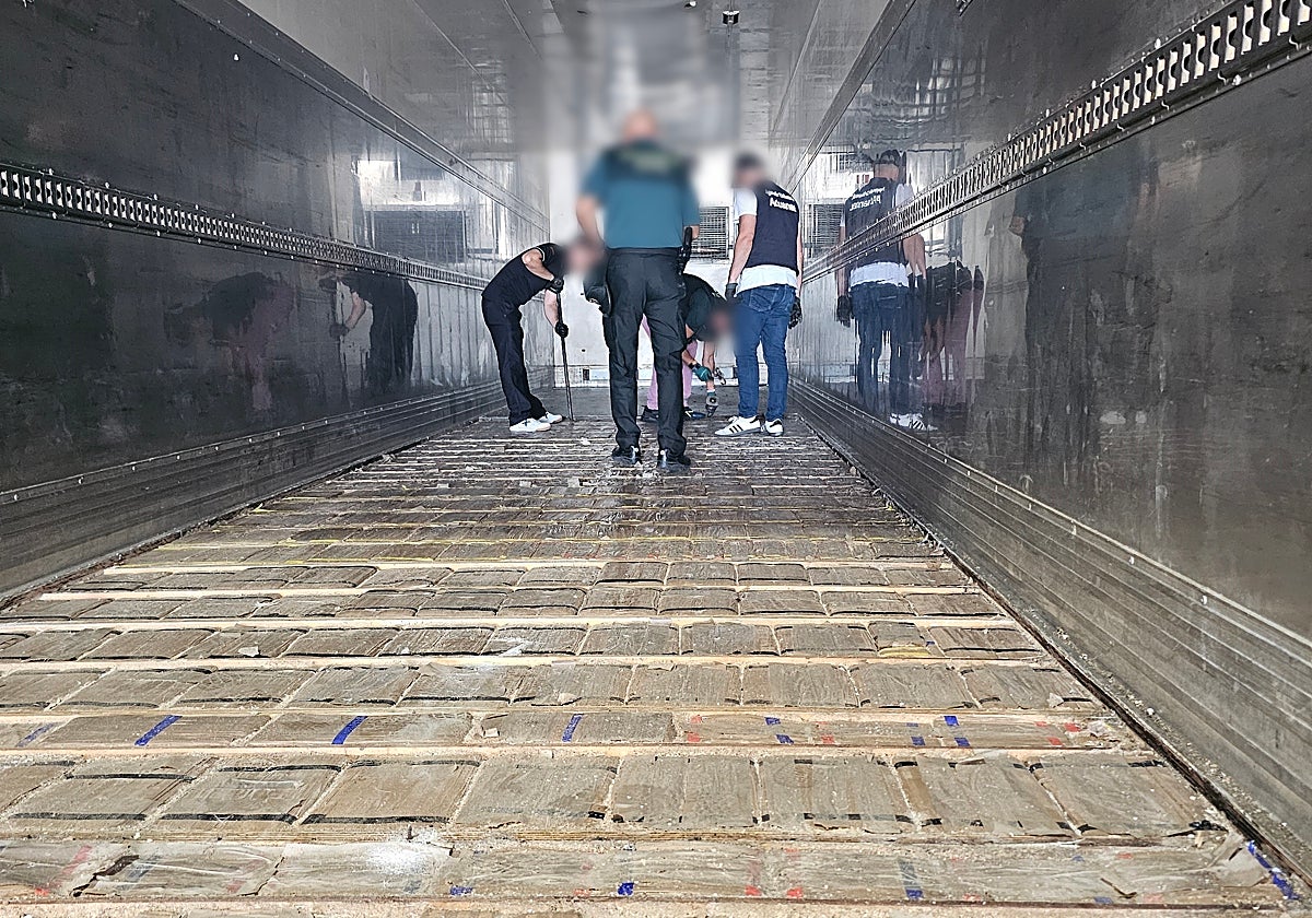 Los agentes, en el interior del camión donde se encontró la droga