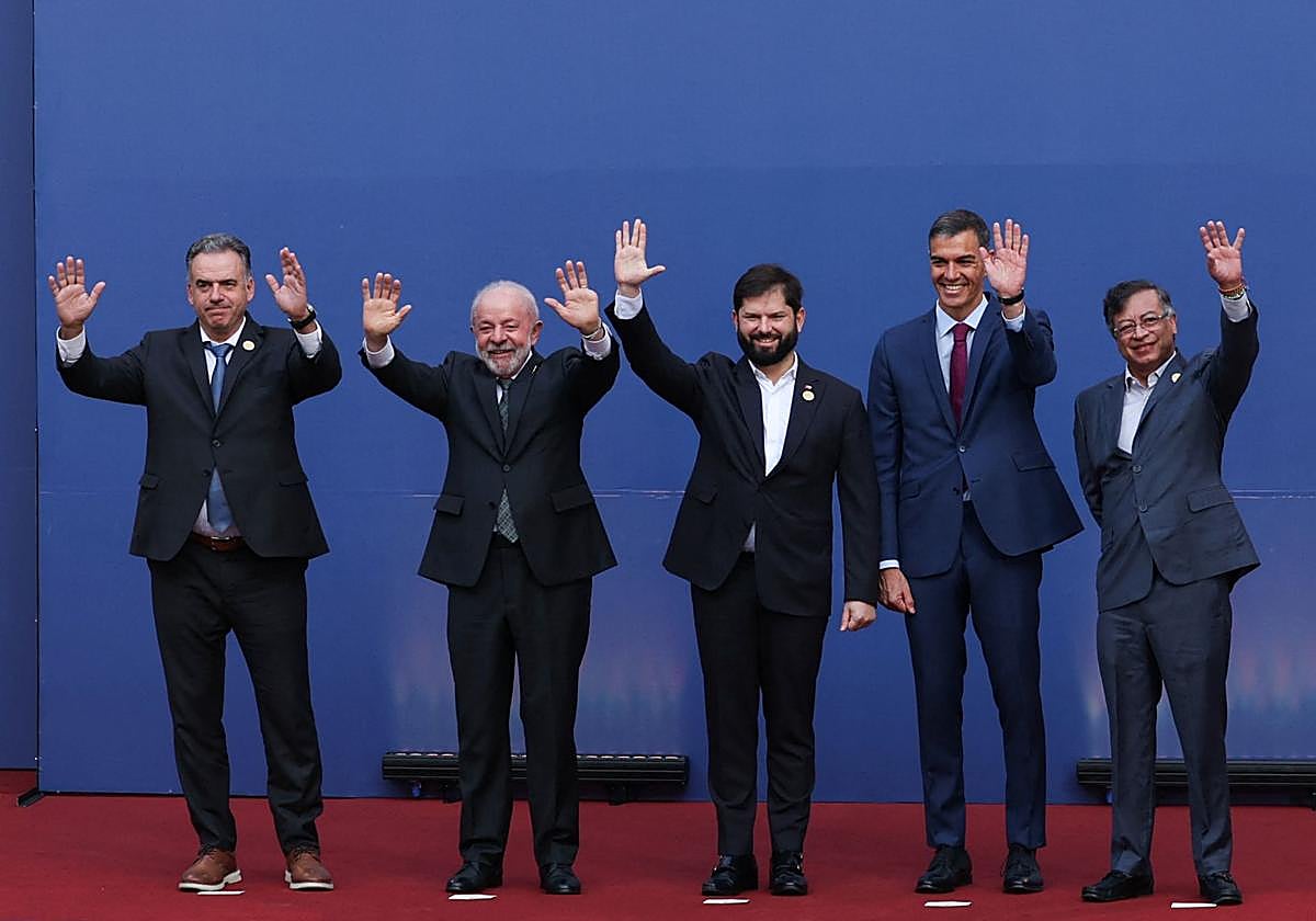 De izquierda a derecha, Yamandú Orsi, Luca da Silva, Gabriel Boric, Pedro Sánchez y Gustavo Petro