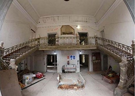 Imagen secundaria 1 - Arriba, aspecto del Comedor de Gala durante las obras. Abajo, a la izquierda, la sala Zaguán durante la recta final de las mismas. A la derecha, 'El Aquelarre', uno de los cuadros que se reproducirá en las salas de Goya. 