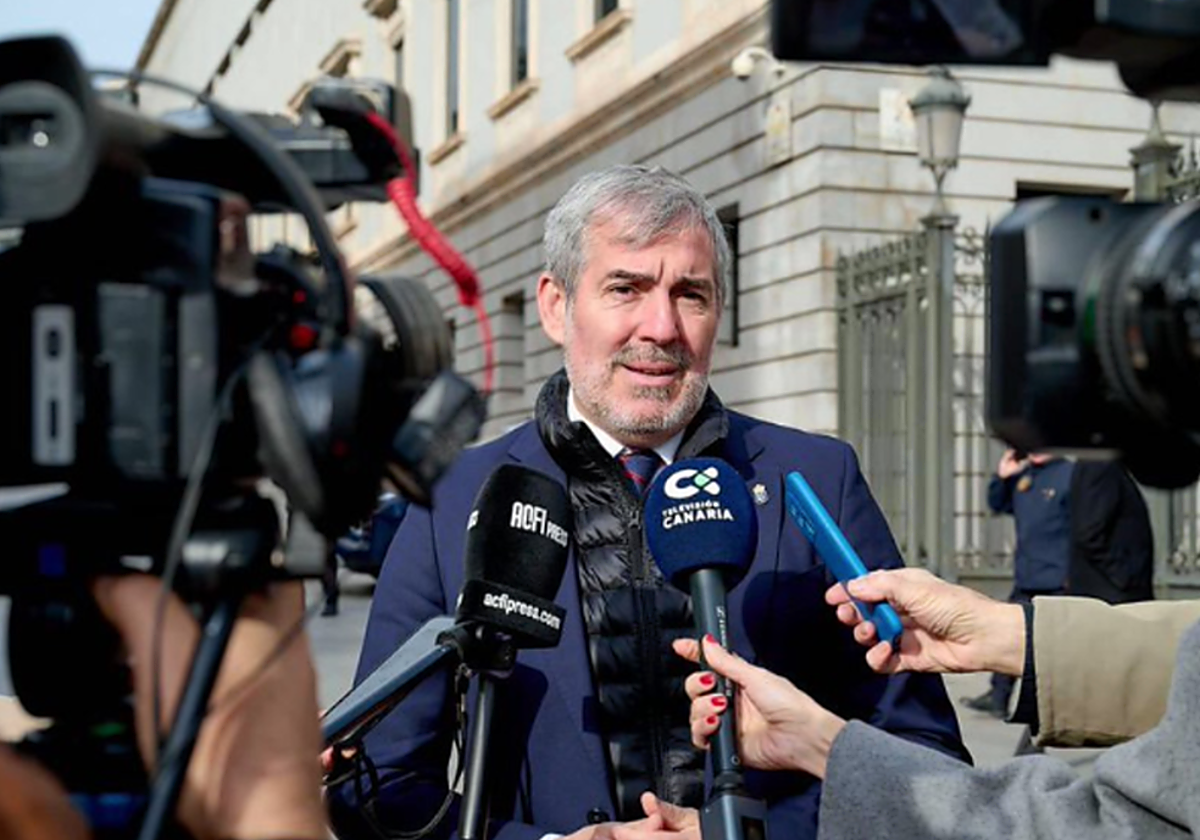 Fernando Clavijo atiende a los medios en tras un acto celebrado en Madrid en foto de archivo