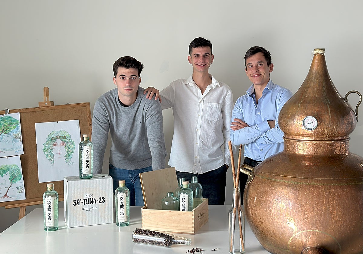 Ferran Monfort, David Río y Arnau Viusà son los creadores de Sa Tuna Gin