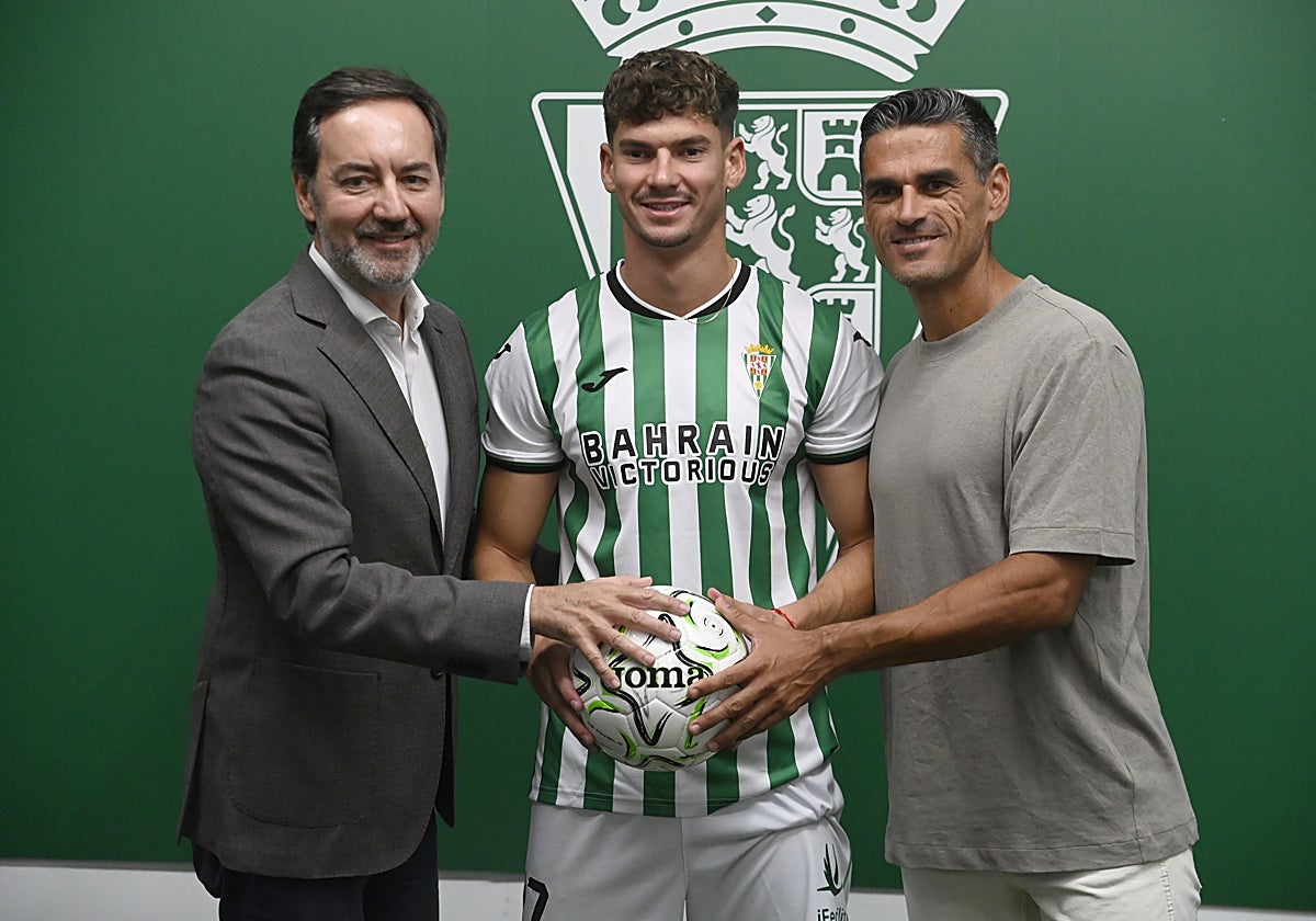 Fernández Monterrubio y Juanito junto a Mariano Carmona en su presentación