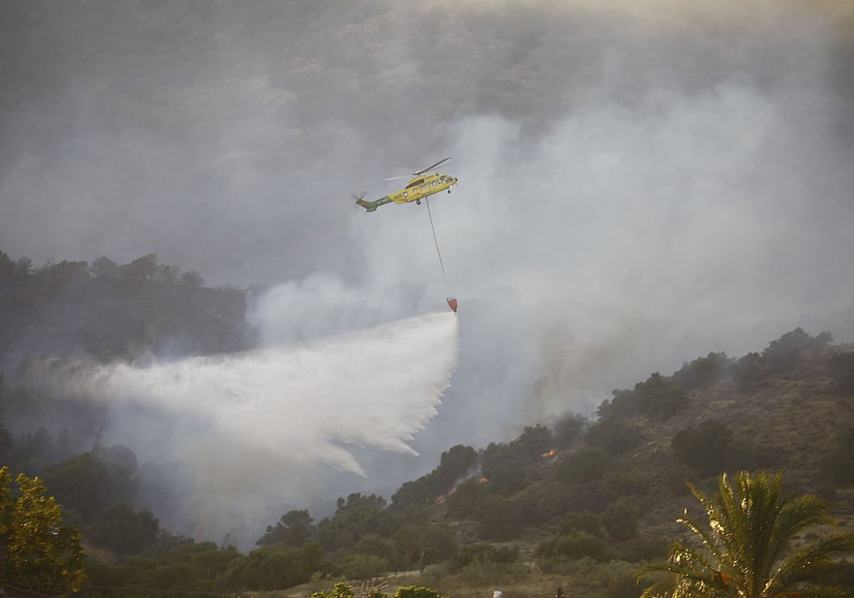 Uno de los helicópteros en las tareas de extinción