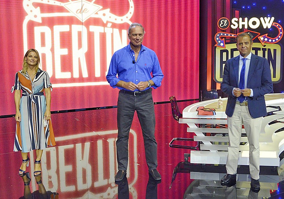 Bertín Osborne, junto a Isabel Cabrera y Juande Mellado, en el plató del programa