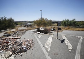 La carretera al cementerio de la Fuensanta de Córdoba sigue a la espera de la obra definitiva tres años después