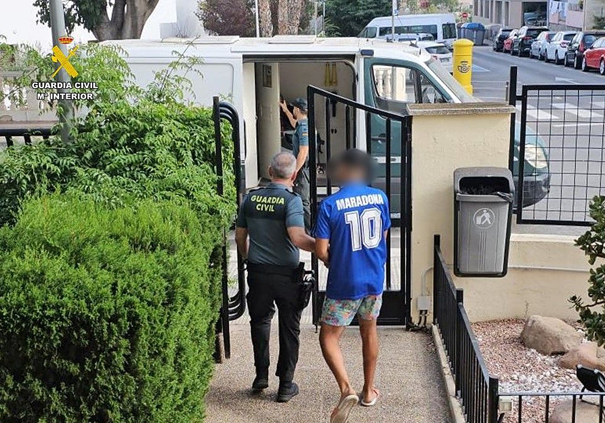 Imagen de la detención de uno de los fugitivos detenidos por la Guardia Civil en Alicante