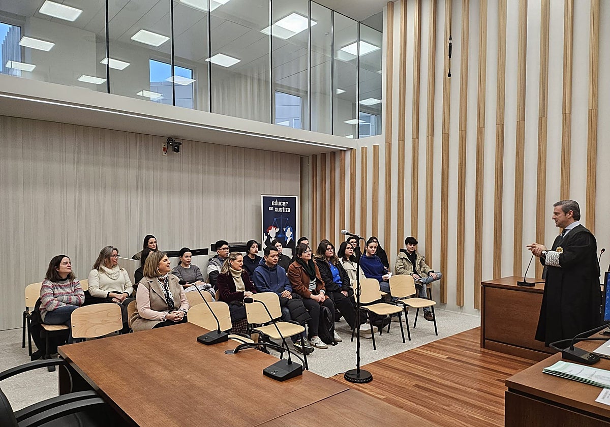 Conversación entre alumnos y un magistrado durante las jornadas de Educar en Xustiza