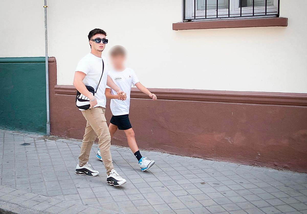 El hijo menor de Juana Rivas sale del Punto de Encuentro Familiar de Granada acompañado de su hermano