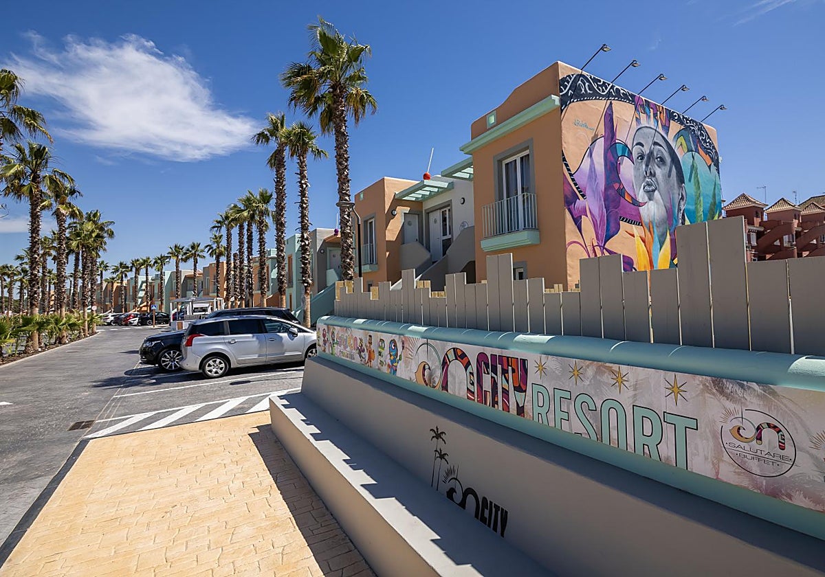 Coches estacionados en el núcleo turístico de Matalascañas, dependiente del municipio onubense de Almonte