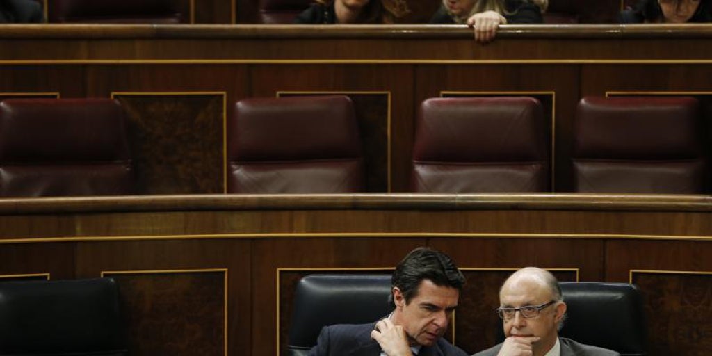 Abengoa pagó casi cinco millones a la consultora fundada por Cristóbal Montoro y se «benefició» de las reformas a las renovables