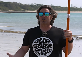 Manuel Sánchez, instructor de pádel surf, explica cuáles son las mejores playas de Cádiz para practicar este deporte: «Si tenemos viento de levante...»