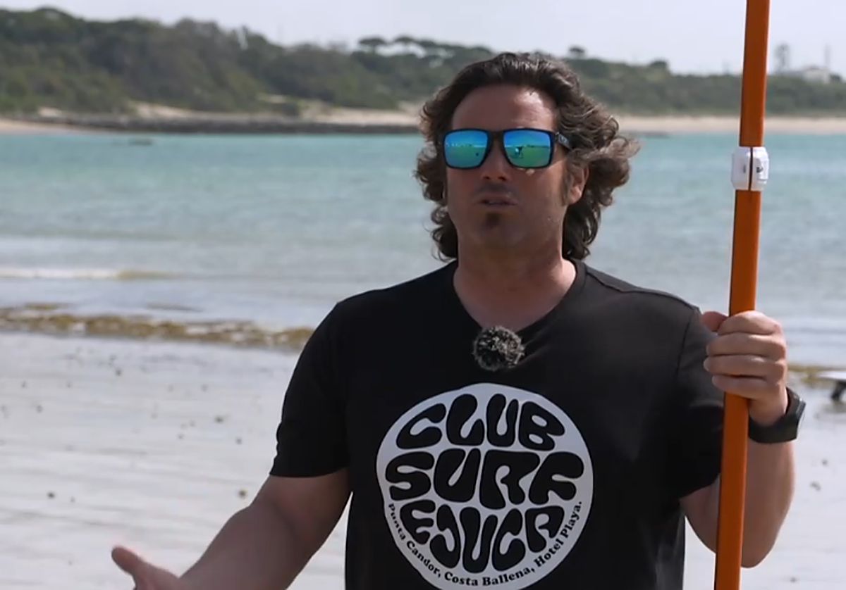 Manuel Sánchez, instructor de pádel surf, explicando los beneficios de este deporte en el programa