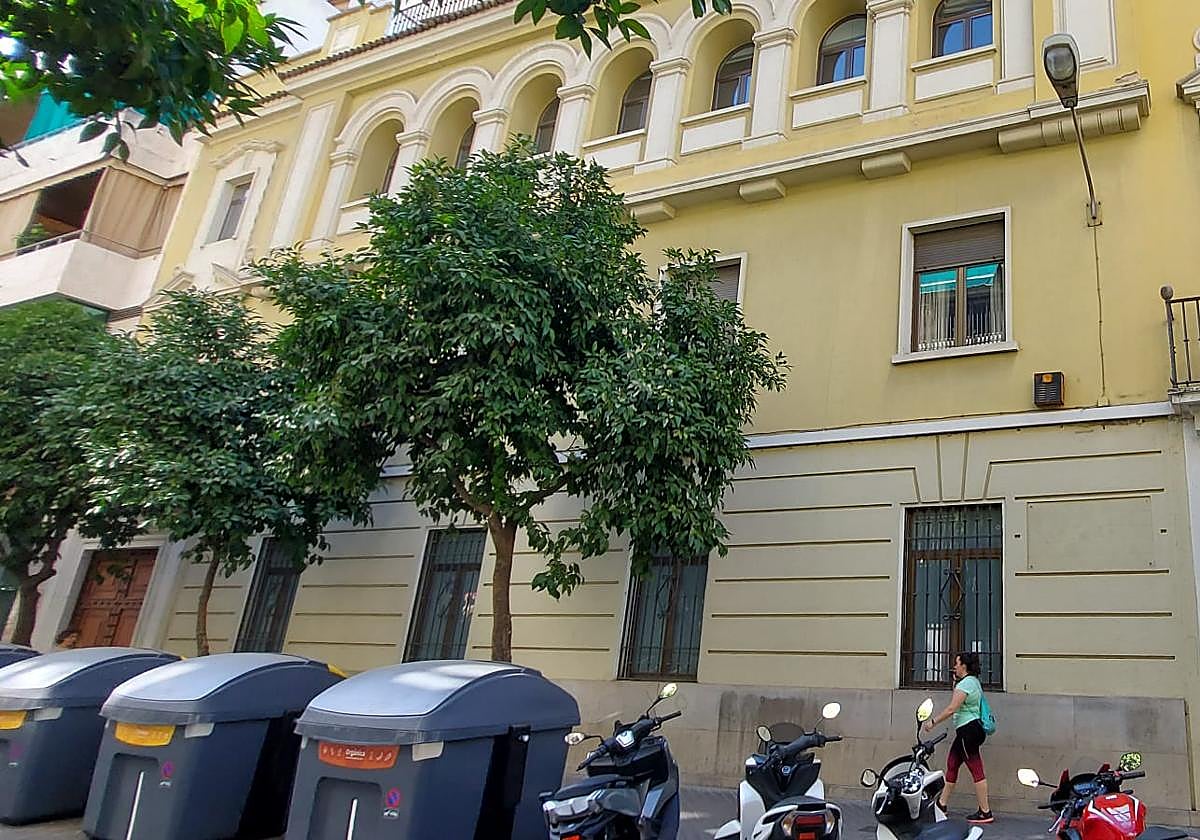 El edificio que será demolido y en el que se proyectan los nuevos apartamentos turísticos