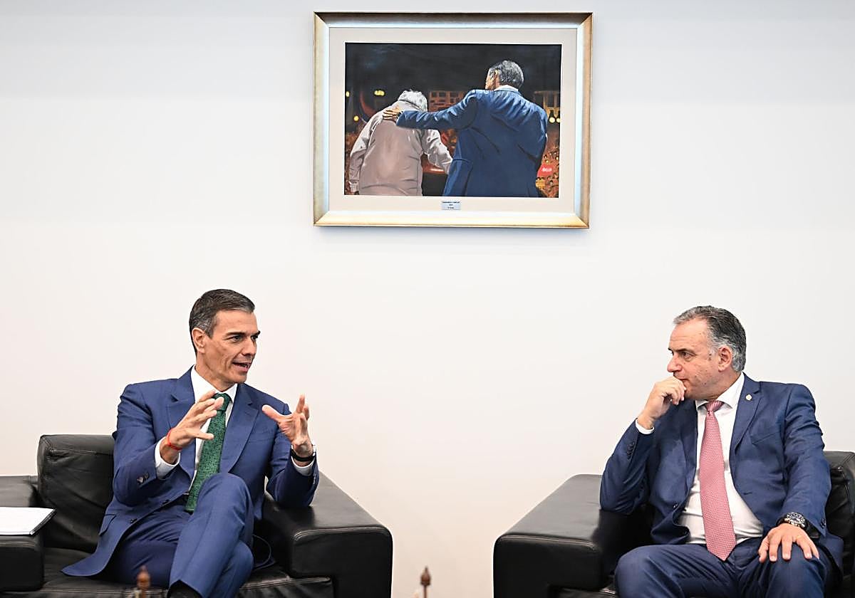 El presidente del Gobierno, Pedro Sánchez (i), durante un encuentro con el presidente de la República Oriental del Uruguay, Yamandú Orsi (d), en Torre Ejecutiva, sede de la Presidencia del Gobierno
