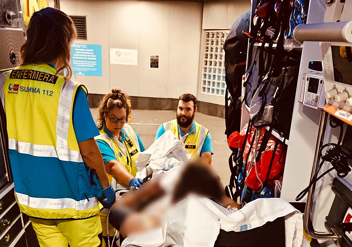 Personal del Summa 112 atendiendo al herido