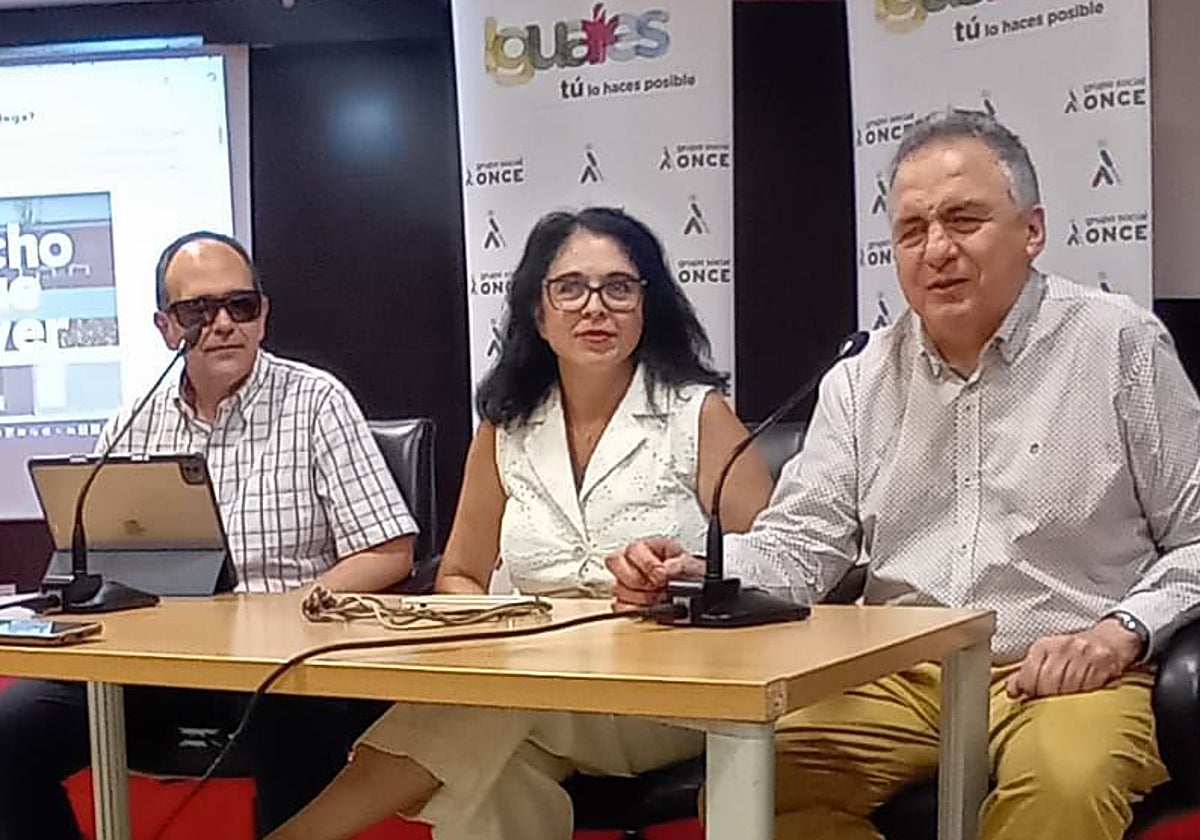 La concejala de Asuntos Sociales, Marisol Illescas, el delegado de la ONCE C-LM, Carlos Javier Hernández; y José Martínez, presidente del Consejo Territorial de la ONCE