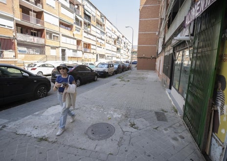 Imagen secundaria 1 - Arriba, el delegado de Vivienda, Álvaro Goinzález, con el presidente de la asociación de vecinos. Abajo, la deteriorada situación del barrio