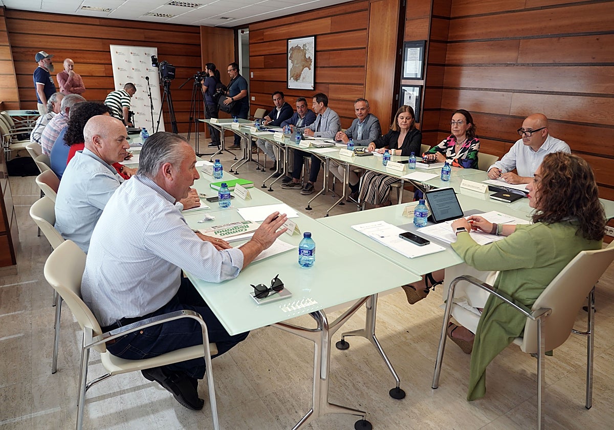 La consejera de Agricultura y Ganadería, María González Corral, junto a los miembros del Consejo Regional Agrario