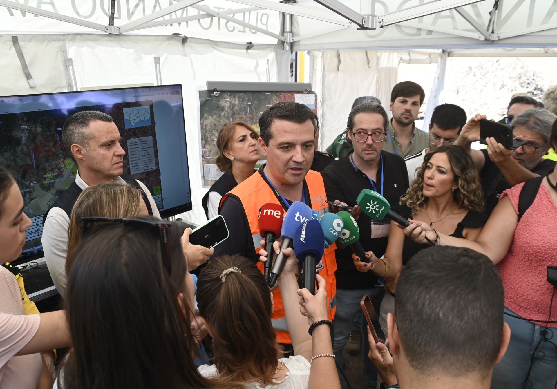 Las mejores imágenes del centro de operaciones para el incendio en la Sierra de Córdoba