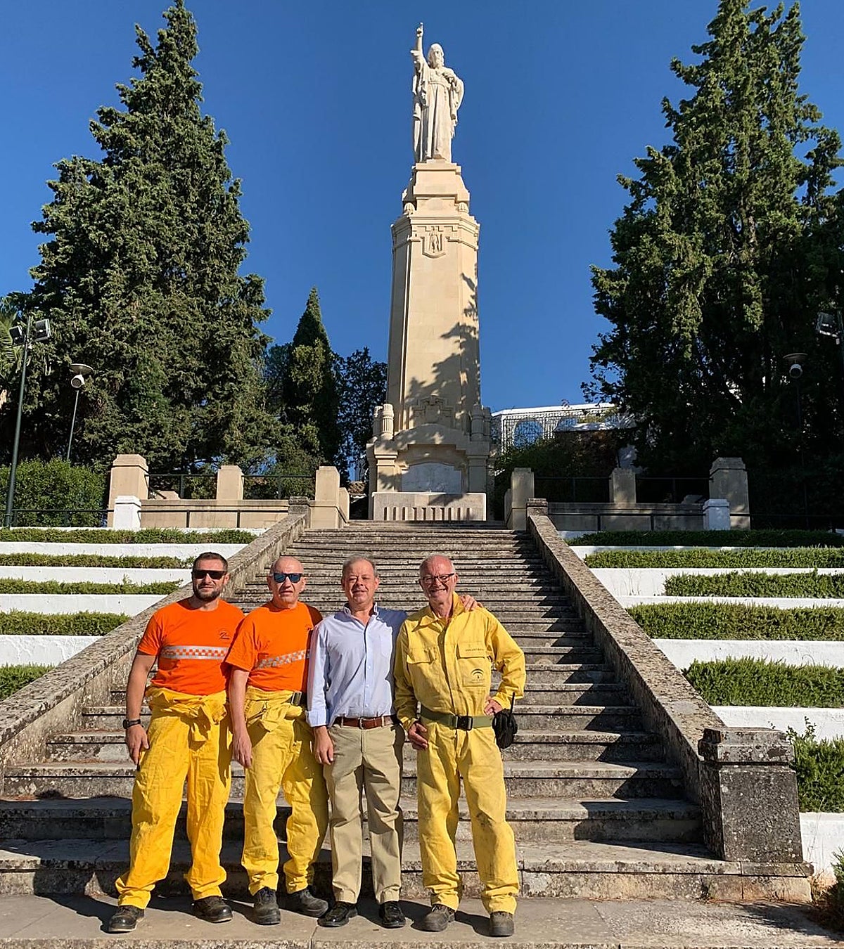 Voluntarios del Grupo Pronto Auxilio de Siete Fincas con el presidente de la asociación de Amigos de las Ermitas