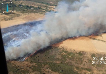 Los medios de extinción controlan el avance del incendio de Ferreras (León), que evoluciona de forma «favorable»