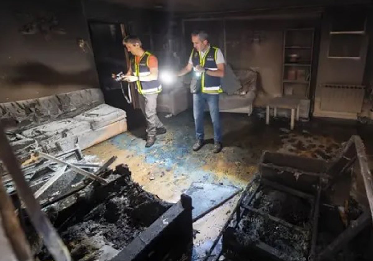 Dos agentes de Policía evalúan el estado del centro incendiado eL