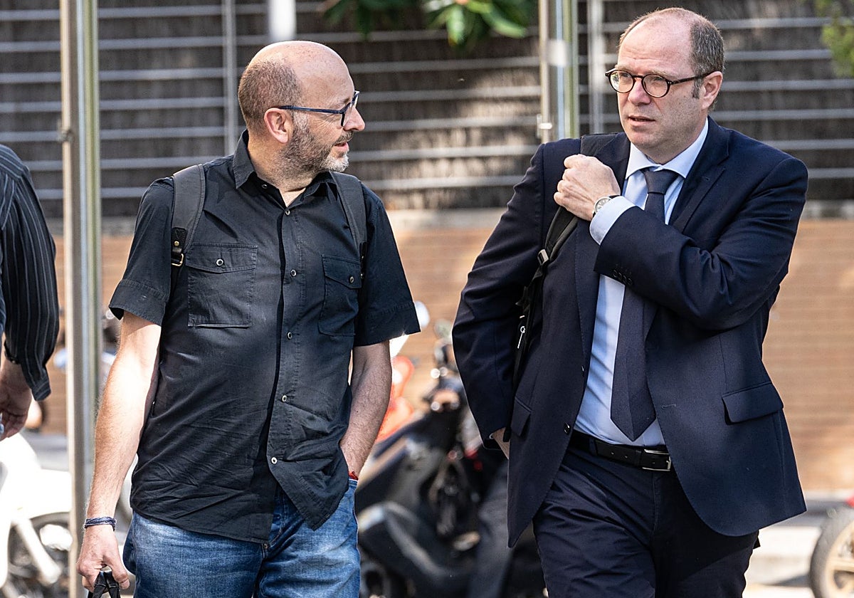 Imagen de archivo de Francis Puig (a la izquierda) junto a su abogado