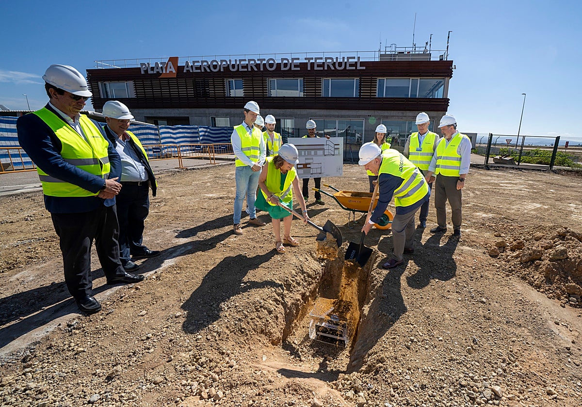 El consejero de Fomento, Octavio López, y la alcaldesa de Teruel, ayer en el acto de colocación de la primera piedra de las obras de ampliación de la terminal de servicios del aeropuerto de Teruel