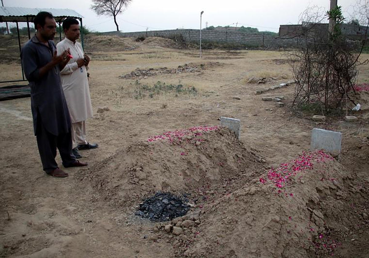 La tumba de las dos hermanas de Tarrasa, asesinadas en Pakistán en mayo de 2022, en un 'crimen de honor'