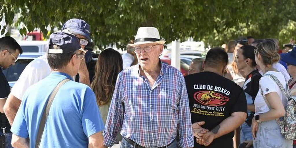 Un vecino de Casilla del Aire evacuado por el incendio en Córdoba: «Nos han dejado volver solo por medicina y ropa»