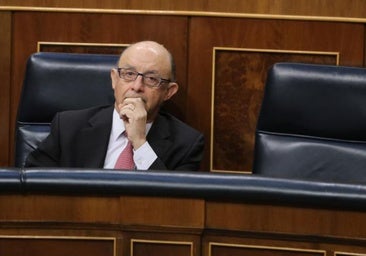 El juez descarta investigar a Montoro por acceder a información fiscal de rivales políticos y periodistas