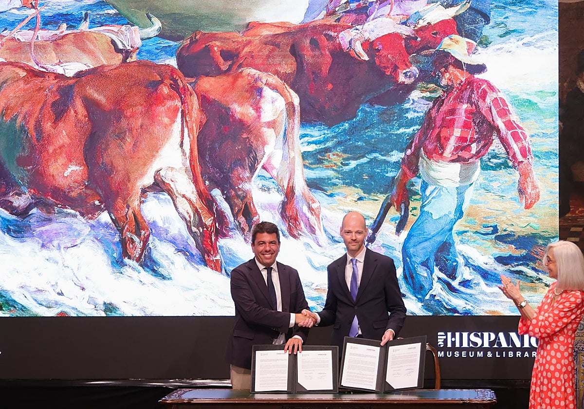 Imagen del presidente de la Generalitat, Carlos Mazón, y el representante legal de representante legal de The Hispanic Society, Guillaume Kientz, tras la firma del convenio