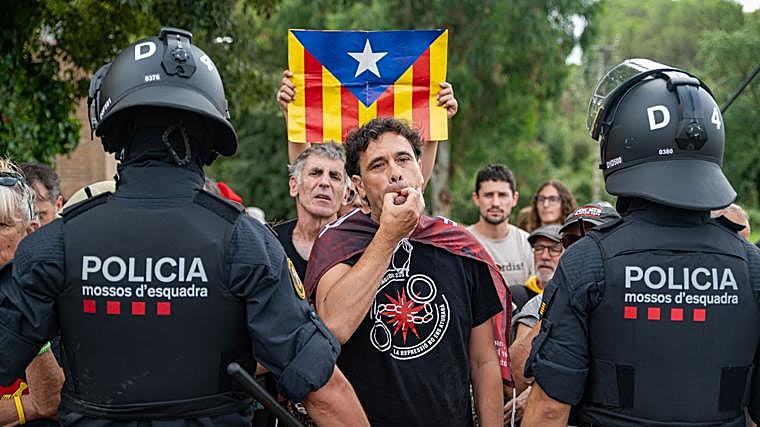 Protesta antimonárquica e independentista catalana durante la visita de la Princesa y la Infanta
