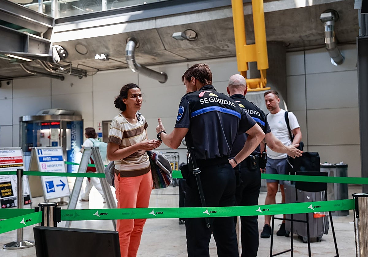 Control de seguridad, ayer, en uno de los accesos a la T-4 del aeropuerto de Barajas