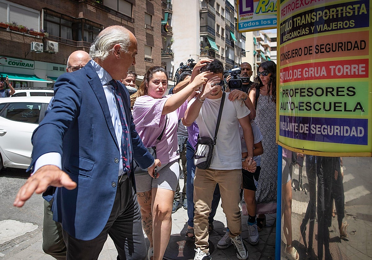 Gabriel Arcuri Rivas, hermano mayor de Daniel, el martes junto al Punto de Entrega Familiar de Granada