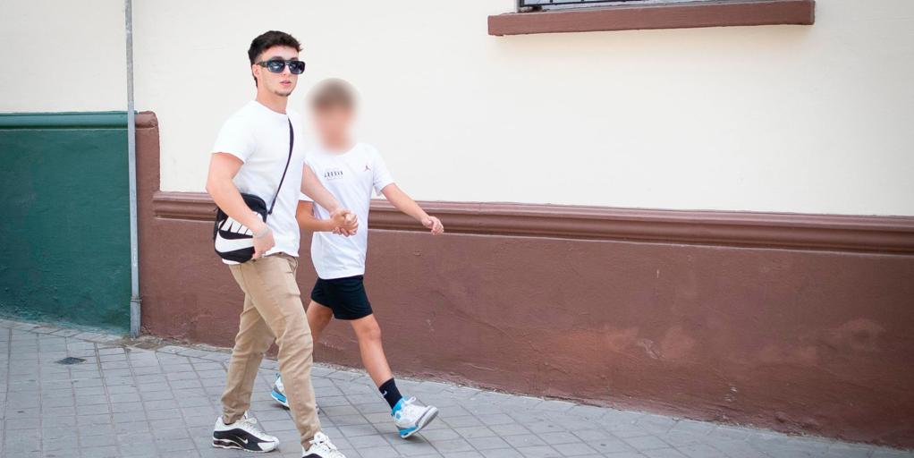 El hijo mayor de Juana Rivas pide suspender la entrega de su hermano en una querella contra su padre, Francesco Arcuri