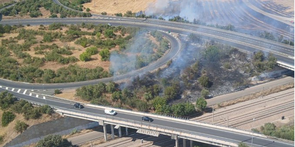 Un nuevo incendio en la zona la Campiñuela de Córdoba quema cuatro hectáreas y corta la CO-31