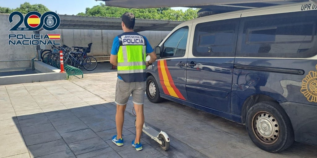 Alertan sobre los robos de patinetes eléctricos aparcados mientras se hace la compra tras detener a dos ladrones